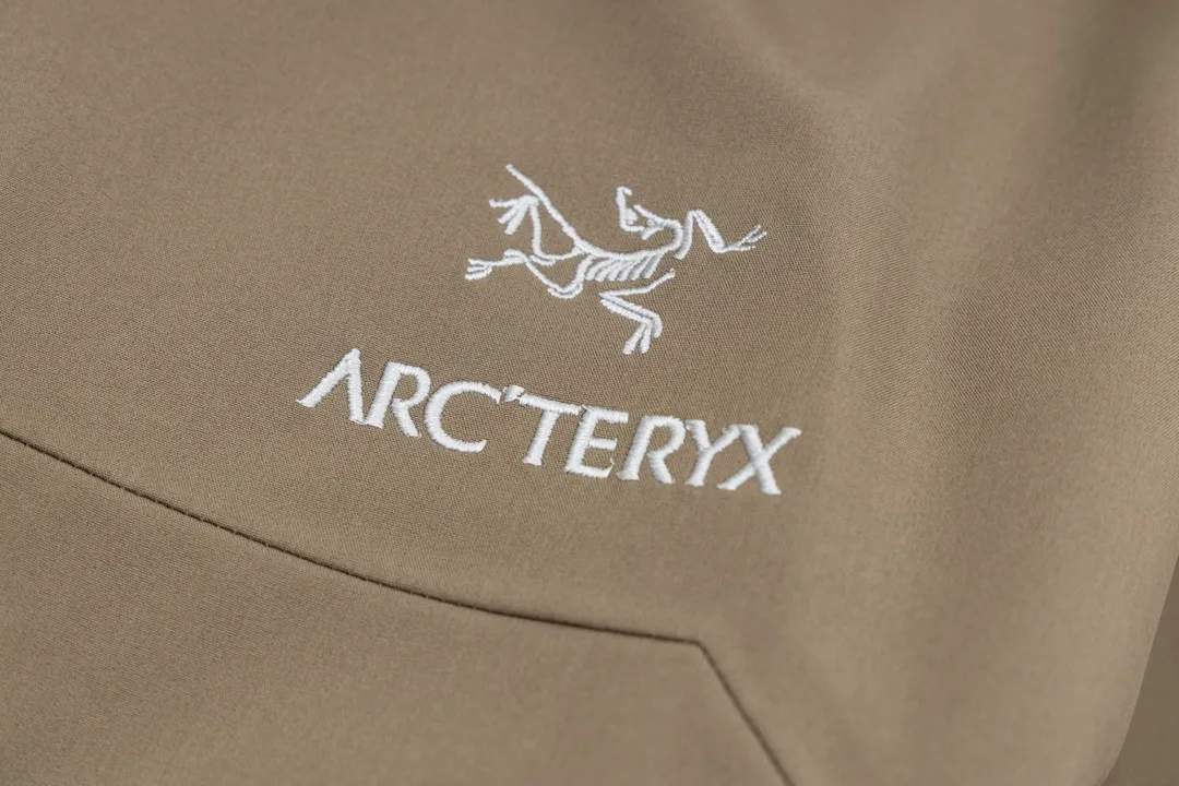 ARCTERYX beta SV ZP YKK ， ， ， 。 Beta LT ， 。 bluesign@ N 3LGORE-TEX ， Wear-Resistant， 、 Breathable， 。 Storm Hood™ ， Water Tight™ ， ， ， 。 BETA： 。 ， Wear-Resistant。 GORE-TEX： 、 、Breathable 。 ，VISLON ， Velcro ， Zip-in， ARC TERYX